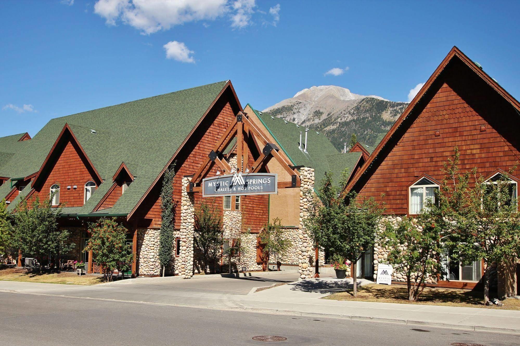 Mystic Springs Chalets & Hot Pools Кенмор Екстер'єр фото