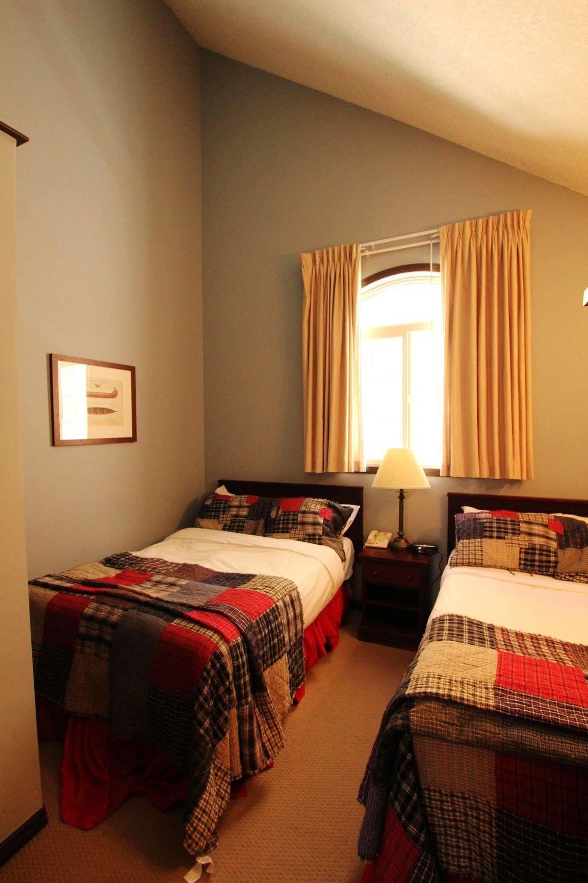 Mystic Springs Chalets & Hot Pools Кенмор Екстер'єр фото