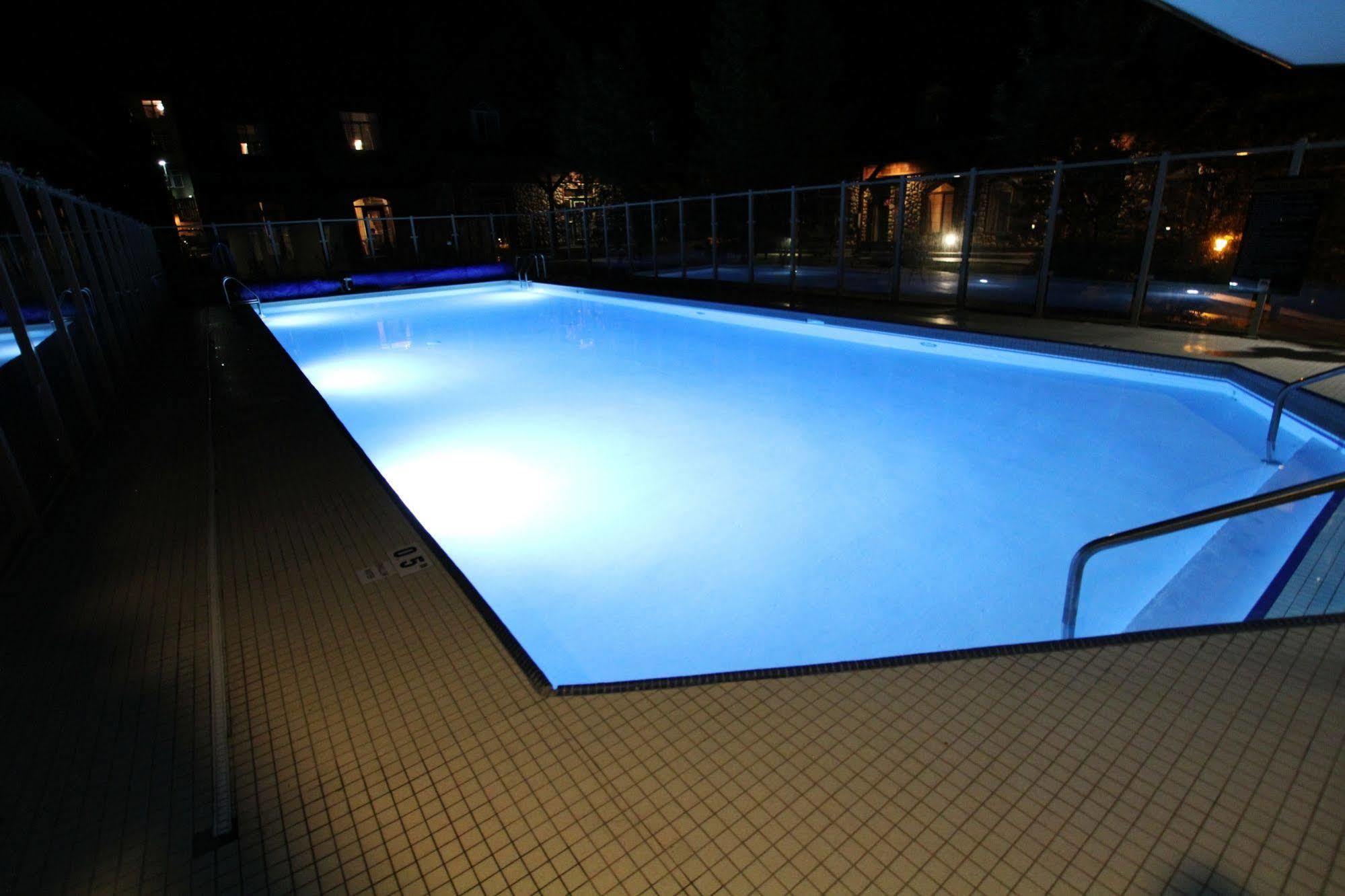 Mystic Springs Chalets & Hot Pools Кенмор Екстер'єр фото