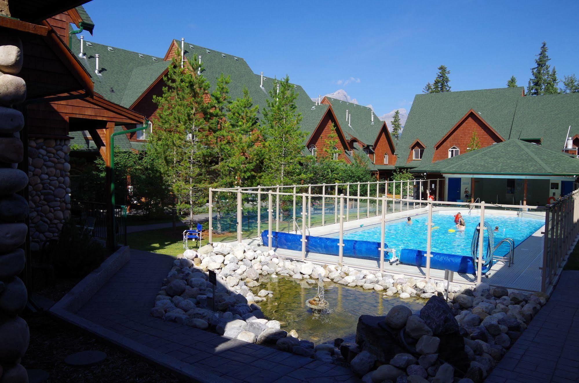 Mystic Springs Chalets & Hot Pools Кенмор Екстер'єр фото