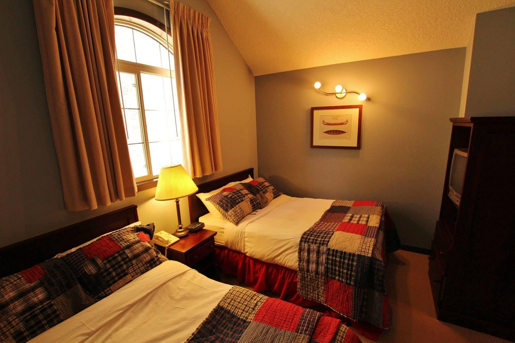 Mystic Springs Chalets & Hot Pools Кенмор Екстер'єр фото